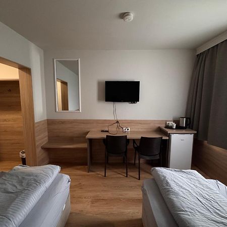 F Hotel 24H Check-In Hörsching Extérieur photo